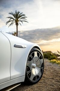 タイヤサイズは前が275/35ZR21、後ろが305/30ZR21。5ホールデザイン(写真)またはマルチスポークデザインの、2種類の鍛造ホイールが用意される。