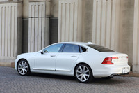 「ボルボS90」のリアビュー。同車のデザインには、2013年のフランクフルトモーターショーで公開されたコンセプトカー「コンセプト クーペ」のエッセンスが生かされている。