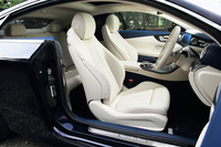 「E400 4MATIC」に標準装備されるナッパレザーのシート。色はベージュ、ブラック、ブラックとレッドのツートンから選択可能。