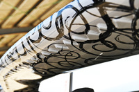 テールゲートスポイラーの裏側には、ギザギザとしたのこ刃形状の空力デバイスが備わっている。