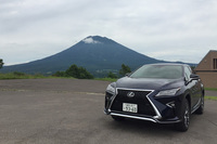 2日目は「レクサスRX」で新千歳空港まで向かった。とりわけ白老経由の山道は、すこぶる軽快。SUVならではの頼もしさも感じられた。