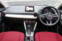 「デミオ13Sノーブルクリムゾン」のインテリア。深紅のシートと、ダッシュボードなどに加えられたホワイトのアクセントとのコントラストを特徴とする。