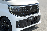 サイドにまで大きく回り込んだデザインがワイドで個性的な印象をもたらす新型「ルークス」のフロントフェイス。グリルにも“かどまる四角”をモチーフとするアクセントがちりばめられている。