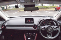 車内から見たドライブレコーダー。この例では、ルームミラーの左側にカメラが取り付けられている。