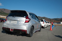 「ノートe-POWER NISMO」に乗り込み、順番を待つ。