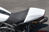 足まわりの変更により、シート高は840mmから780mmへと一気に60mm下がり、足つき性が劇的に改善された。