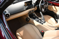 インテリアカラーは「スポーツタン」。シフトレバーやパーキングブレーキレバー、ステアリングホイールのステッチにも同じ色を使っている。