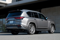 ほった「でも『レクサスLX』って、顔以外は案外マトモというか、普通というか……」 
	清水「いいの! 人もクルマも顔が命なんだから」 
	(写真:向後一宏)