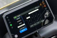 既定のライディングモードは「SPORT」「STREET」「RAIN」の3種類で、カスタマイズモードも2種類設定が可能。またこれらとは別に、トラクションコントロール、リフトコントロール、スライドコントロール、バックスリップレギュレーターのオン/オフも可能となっている。