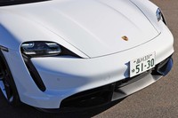 既存のポルシェ車とは一線を画す、どこか無機的なフロントマスク。ヘッドランプから下に伸びるスリットは、ボディーサイドに走行安定性を高めるエアカーテンを生み出す。