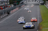 GT500クラスのスタートシーン。写真手前に見える予選トップのNo.38 KeePer CERUMO GR Supra(石浦宏明/大湯都史樹)は2位でフィニッシュした。