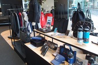 メルセデスEQ横浜の店内には、写真のようなオフィシャルグッズの展示・販売コーナーも。