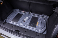 後部の荷室下に最高出力65PS、最大トルク95N・mの1リッター直3自然吸気エンジンが収められている。カバーがねじ止めされているため、簡単にはエンジン本体を見ることはできない。