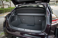 ラゲッジスペースの容量はVDA計測で350リッター。6:4の分割可倒式リアシートをたたむと、1050リッターまで拡張できる。