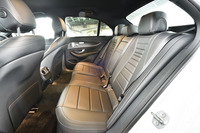 セットオプションのレザーパッケージを選択すると、シート表皮がナッパレザーになるほか、後席シートヒーター、ブルメスターオーディオ、ヘッドアップディスプレイなどが付く。