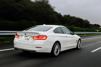 アルピナでは、装着される大径のホイールやタイヤ、ラバーブッシュの弾性変形に合わせて、足まわりのキャンバー角やトー角をセットアップ。理想の乗り心地を実現するため、ランフラットタイヤは一切使用していない。