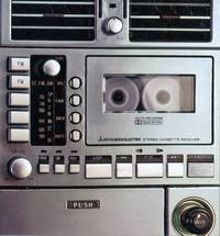 1981年「マツダ・コスモ/ルーチェ」に純正装着された三菱電機製のオーディオシステム。正立型のカセットデッキは、エアダンパーを用いたソフトイジェクトやドルビーNRを搭載し、ワウフラッター0.06%というホームオーディオ並みのスペックを誇る。