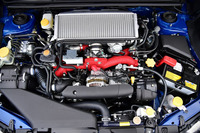 2リッターのEJ20型フラット4ユニット。ツインスクロールターボが装着され、308psと422Nmを生み出す。