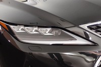 AHSの照射範囲が改善されたヘッドランプ。写真で3眼式ヘッドランプよりも内側(右側)にレイアウトされているのが、新たに開発されたブレードスキャン式AHS。