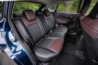 フロントシートと同じくボルドーとブラックでカラーコーディネートされたリアシート。前後乗員間距離は885mmも確保されているので、後席の足もとは広々としている。背もたれには60:40の分割可倒機構が備わる。