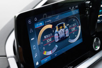 「E-RayパフォーマンスApp」の画面では、エンジンとモーターが、それぞれどれほどの駆動力を発生しているかを確認可能。出力表示とトルク表示のいずれかを選択できる。