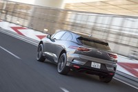 「Iペース」が0-100km/h加速に要する時間は4.8秒。最高速度は200km/hと公表される。