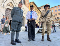 カラビニエリ車両コレクターのミーノ・マリーノ・ファラッリ氏(中央)。写真向かって左は王国カラビニエリ時代の制服、同右は旧アフリカ戦線の制服に身を包んだ協会員。