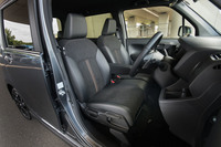 「カスタム L・ターボ Honda SENSING」には、表皮に起毛調のトリコットとプライムスムース(合成皮革)を用いた専用シートが装備される。