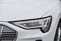 夜間はハイビームでの走行を基本とし、対向車や先行車を検知すると各LEDのオン/オフを自動制御し最適な配光を行うマトリクスLEDヘッドライトを標準装備している。