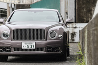 フロントグリルの格子やメッシュパネルは、熟練した職人が手作業で製作するという。見る角度によって、左右対称に作られているのが分かる。