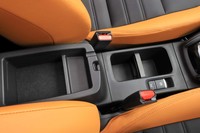 運転席と助手席の間には、カップホルダーと小物入れスペースを用意。写真に見られるように、パーキングブレーキは電動式となっている。