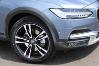 ディーゼルモデルの上級グレード「D4 AWDサマム」には、19インチのアルミホイールが装着される。