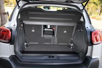 5人乗車時の荷室容量は、5人乗車時で410リッター。後席を前方にスライドさせることで520リッターにまで拡大できる。スキーホールも備わる。