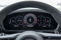 メーターパネルはオーバル形状のフルスクリーンだが、基本の表示パターンはあくまで5連メーターにこだわっている。マップデータなどの表示も可能ながら、センターのタコメーターだけは動かせない。