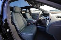 シートについては電動調整機構などのスイッチをドア側に移すことで、既存の車種よりワイドな座面を実現。天井には「ブラックパノラミックルーフ」(写真)に加え、オプションで電動開閉式のサンルーフも用意される。