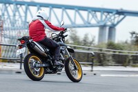 軽量・機敏というマシンコンセプトを見事に体現した「KLX230SM」。どんなバイクよりも気軽に、スポーティーな走りを楽しめる一台といえるだろう。