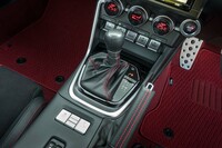 6段AT車は「スポーツ」モード時の制御がよりアグレッシブになっている。ペダルの操作量や車両の挙動をセンシングして最適なギアを選ぶようになった。