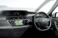 「シトロエンC4ピカソ」のインストゥルメントパネルまわり。ナビのタッチスクリーンでようやく日本語が選択できるようになった。