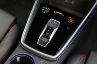 シフトセレクターはコンパクトなレバー型から、最新の「A3」シリーズと同様にスライドスイッチ型に変更された。エンジンのスタート/ストップスイッチに赤いベゼルが備わるのも「RS 3」の特徴だ。