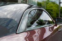 ガラスエリアをぐるりと囲むモールディング。こうした細部の美しさ、精度の高い組み付けなどにこそ、職人の手になるロールス・ロイスのクルマづくりの神髄が表れている。