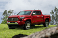 北米で販売されているトヨタのピックアップトラック「タコマ」。同市場では「RAV4」と「カムリ」に次ぐ販売台数を誇る人気車種だ。最新モデルには2.4リッター直4のハイブリッドパワートレインが搭載されている。