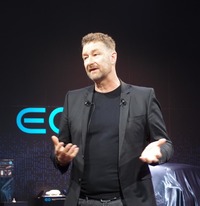 かつて日本にも3年間滞在したことのあるホルガ―さん。「ヴィジョンEQS」に見られるイルカのようなデザインは、日本駐在の経験から生まれたと語った。