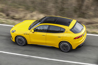 「グレカーレ」の駆動方式は4WD。通常走行時は前後トルク配分が0:100の後輪駆動で、必要に応じて50:50まで可変制御される。トップモデル「トロフェオ」には、電子制御式のリミテッドスリップデフが備わる。