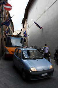 中世そのままの狭い街路でも抜群の機動性を発揮する。