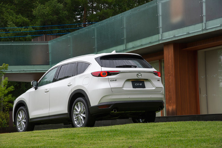 ボディーサイズは全長×全幅×全高=4900×1840×1730mm。全幅は「CX-5」と同じで「CX-9」よりも130mm狭い。一方全高はCX-5に対して40mm高く、CX-9よりも20mm低い。