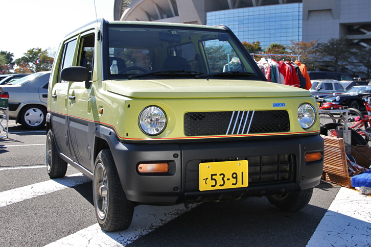 フリーマーケットのコーナーで見つけたフェイク版フィアット。正体は初代「パンダ」にも通じる角張ったボディーを持つ「ダイハツ・ネイキッド」である。