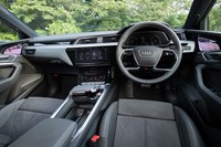 マットシルバーとブラックでまとめられた、アウディらしいクリーンな内装。上下2段式スクリーンからなるインフォテインメントシステムは「A8」や「Q8」などの内燃機関搭載モデルと基本的に同じ。