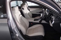 フロントシートは、先代よりも肩まわりのサイズがアップ。写真はアイボリーカラーのもの。