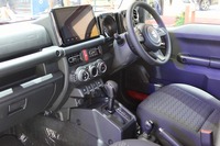 コックピット周辺のデザインは、根本的には変わらない。写真は「ジムニー5ドア」のAT車のもの。