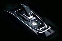 「308」は、MT車を除き全車で8段AT+シフトパドルを採用する。